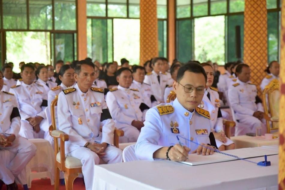 พิธีถวายน้ำสรงพระบรมศพ เบื้องหน้าพระฉายาลักษณ์สมเด็จพระนางเจ้าสิริกิติ์ พระบรมราชินีนาถ พระบรมราชชนนีพันปีหลวง